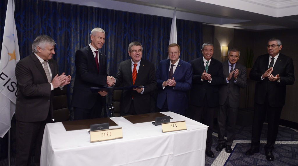 FISU officials meet with the IOC President and four vice-presidents during the signing ceremony ©FISU
