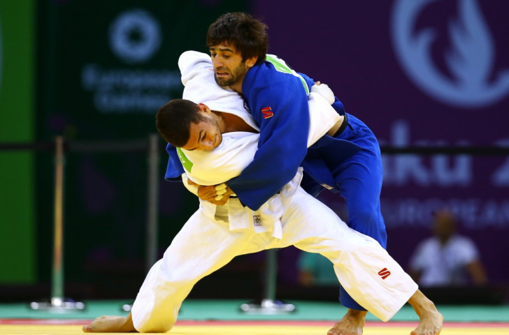 Russia's Beslan Mudarov (in blue) en route to an astonishing defence of his European -60kg title through a late ippon against Azerbaijan's Orkhan Safarov 
