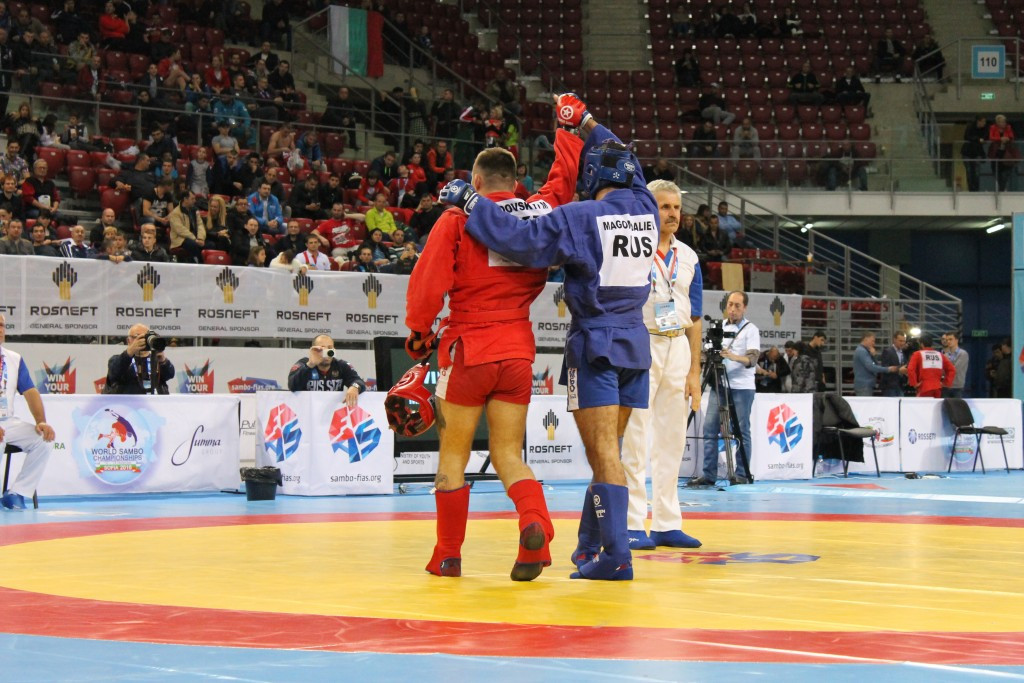 Raymond Magomedaliev (blue) overcame Maksym Ryndovskyi of Ukraine to claim gold in the men's combat sambo 82kg competition ©FIAS