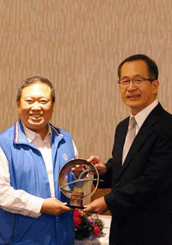 The President of the Chinese Taipei Olympic Committee has awarded the International Olympic Committee's Sport and Innovation Trophy to the country's Agency of Corrections and Ministry of Justice ©CTOC