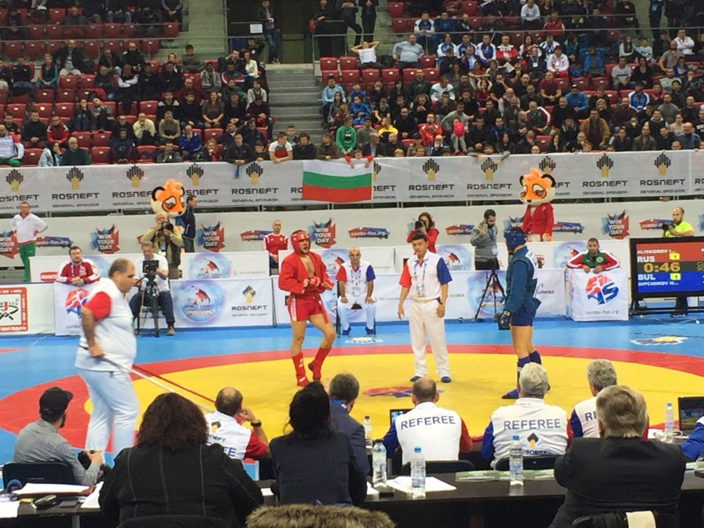 Ikram Aliskerov (left) overcame home favourite Nikola Dipchikov (right) in the 90kg final in what was an exhilarating bout ©ITG