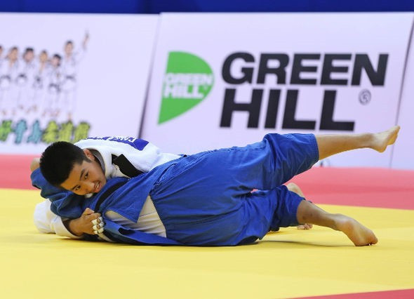 Chen Chen (white) won China's second gold medal of the day in the under-52kg event ©IJF