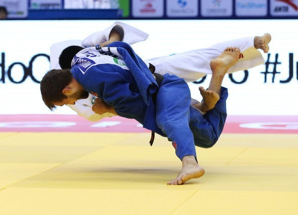 Abdula Abdulzhalilov (blue) was victorious in the final of the under-66kg competition ©IJF