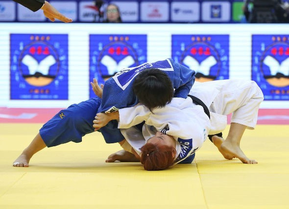 Erina Ike, blue, won the second as she took the gold medal in the under 70kg division ©IJF