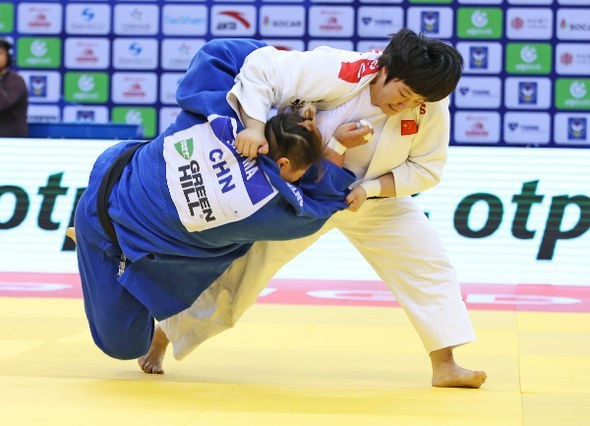 Yu Song (white) beat compatriot Ma Sisi in the women's over-78kg final ©IJF