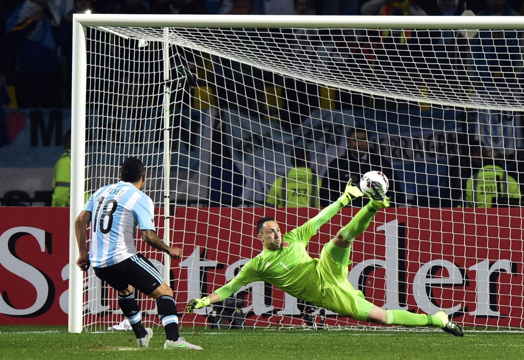 Carlos Tevez held his nerve to score the winning penalty for Argentina ©Getty Images
