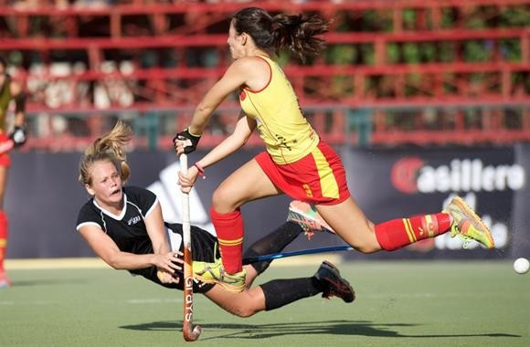 Spain eased past New Zealand 4-0 to reach the last eight ©FIH