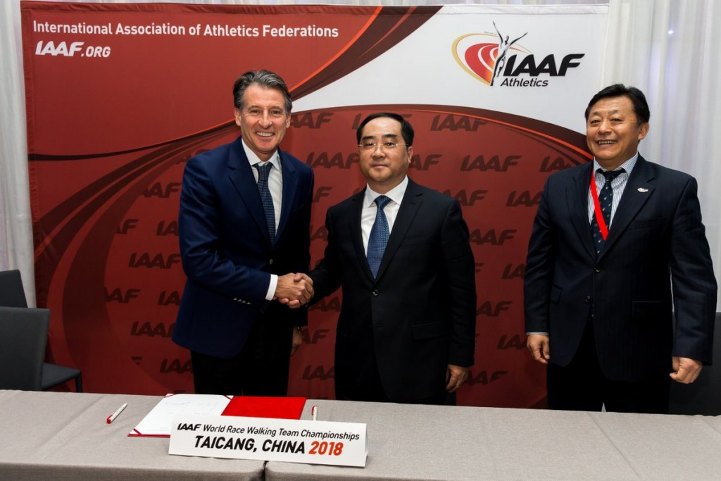 IAAF President Sebastian Coe congratulates representatives of Taicang's successful bid for the 2018 World Race Walking Team Championships ©Philippe Fitte/IAAF