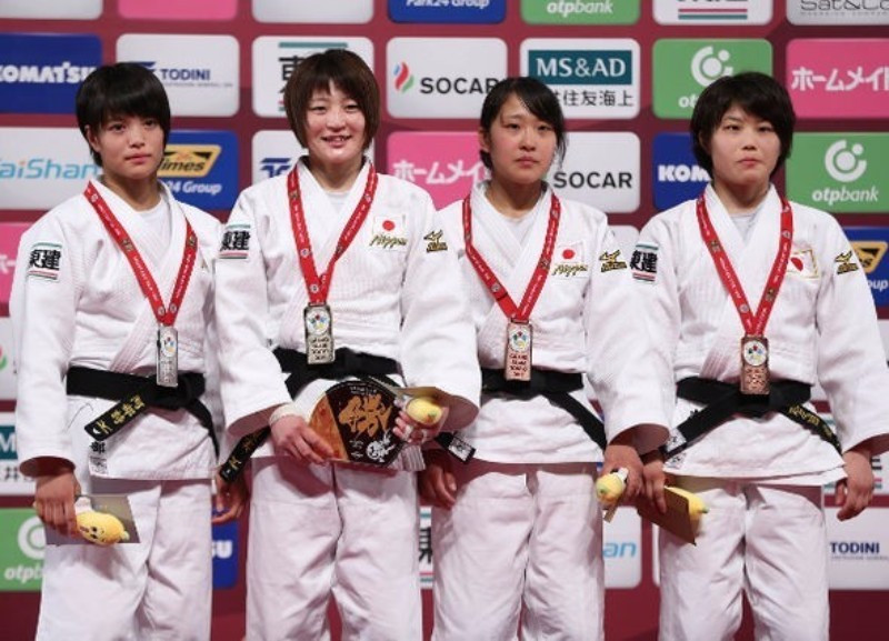 Natsumi Tsunoda (second left) prevailed over Uta Abe (left) in the under-52 kg final ©IJF