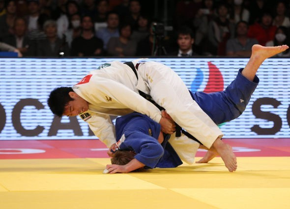 Takanori Nagase, in white, continued his superb Tokyo Grand Slam form with under 81kg gold ©IJF