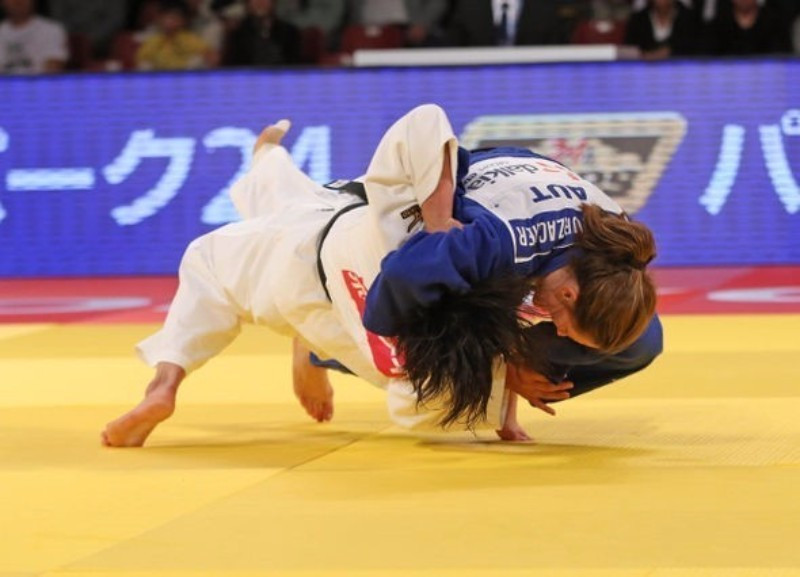 Austria's Kathrin Unterwurzacher, in blue, claimed a rare non-Japanese success in the under 63kg event ©IJF