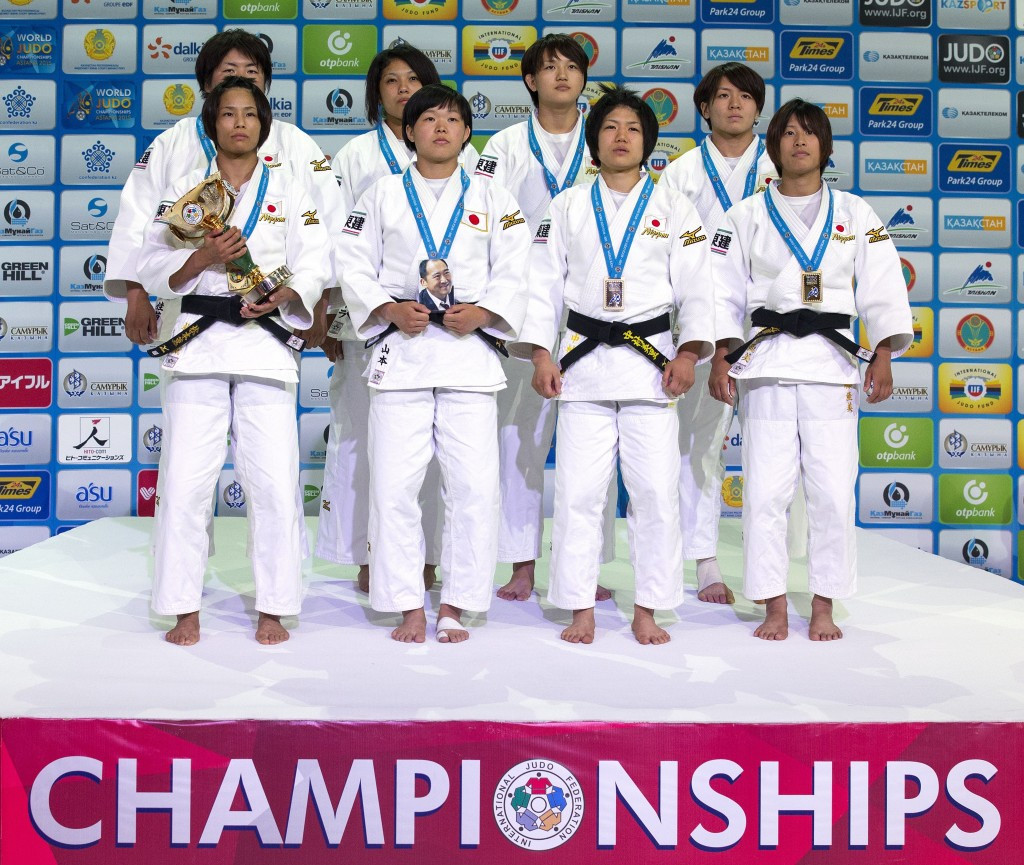 Japanese women pose team gold medals won at the 2015 IJF World Championships in Astana ©Getty Images