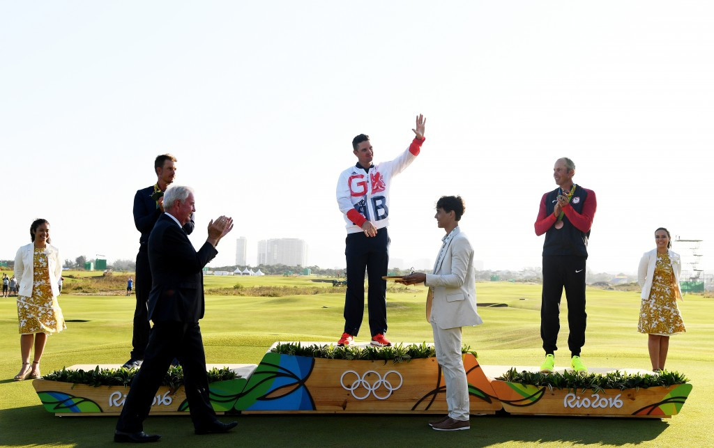 Justin Rose receives his Rio 2016 men's golf Olympic gold medal ©Getty Images