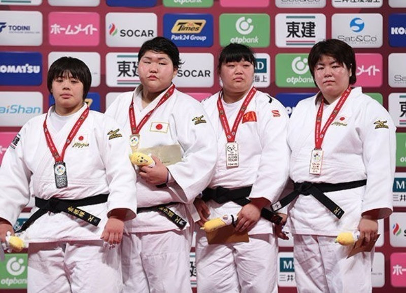 Sarah Asahini, second left, won the gold medal in the women's over 78kg ©IJF