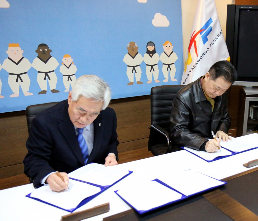 Lu Dezhi (Right), chairman of the Huamin Charity Foundation, signed the donation contract alongside WTF President Chungwon Choue (left) ©WTF