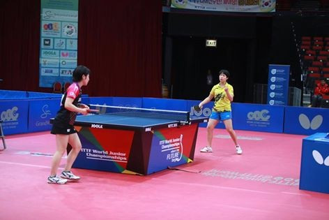 Shi Xunyao (right) shocked the top seed in the women's singles quarter-final ©ITTF/Facebook
