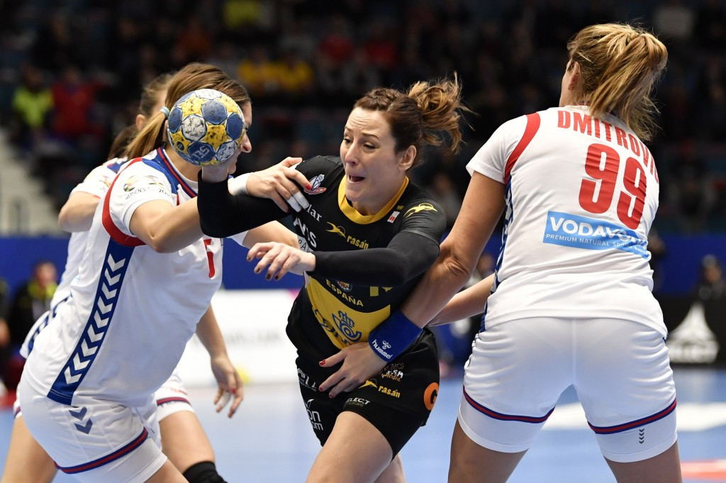 Spain's Macarena Aguilar (C) vies with Serbia's Jelena Trifunovic (L) and Marina Dmitrovic during the Women's European Handball Championship Group A match Spain v Serbia ©Getty Images