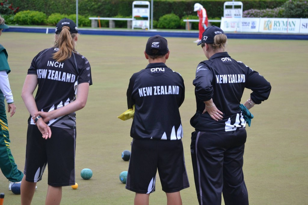 Val Smith (centre), Katelyn Inch (left) and Kirsten Edwards (right) lost all three of their matches today ©BowlsNZ/Facebook