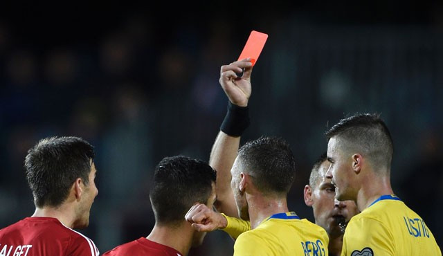 Cricket umpires could be given the power to send players off the field after the sport’s law makers recommended introducing a red card system ©MCC