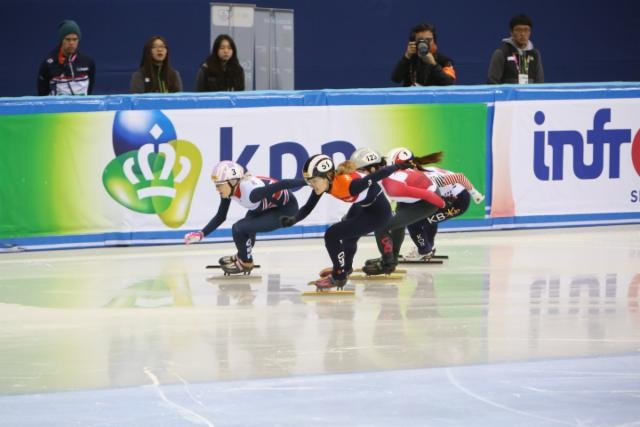 Elise Christie leads the group in the women's 1,000m final ©Hello Pyeongchang