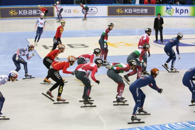 Action from the men's 5,000m relay final inside the Gangneung Ice Arena ©Hello Pyeongchang