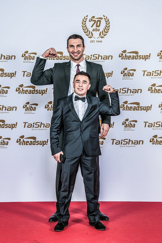 Former world heavyweight champion Wladimir Klitschko poses with Uzbekistan's Hasanboy Dusmatov, voted the AIBA male boxer of the year after winning the Olympic light flyweight gold medal at Rio 2016 ©AIBA