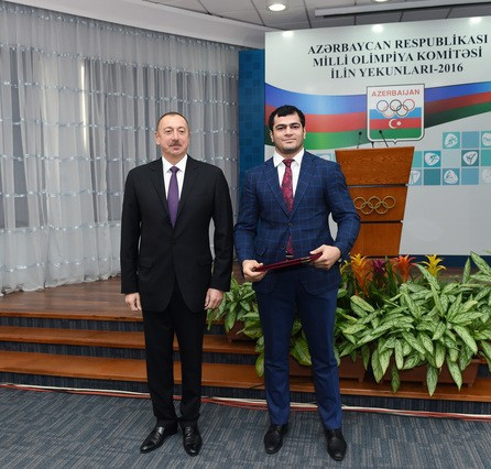 During the ceremony President Aliyev handed out a number of awards ©president.az