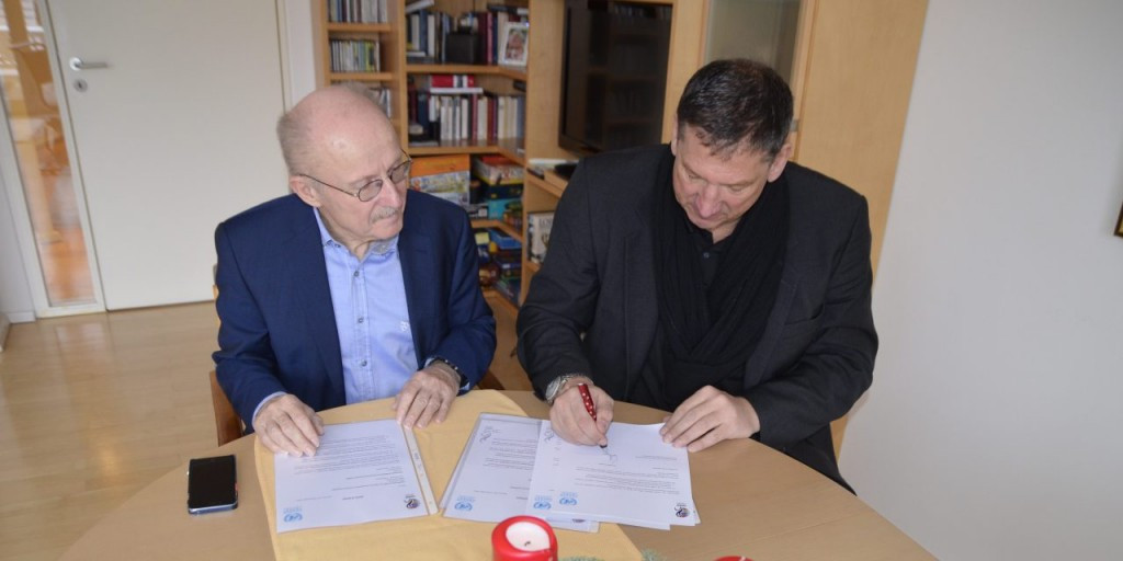 Wilfrid Lemke (left), special adviser to the United Nations Secretary-General on Sport for Development and Peace, and IWBF President Ulf Mehrens (right) signed the letter of intent ©IWBF