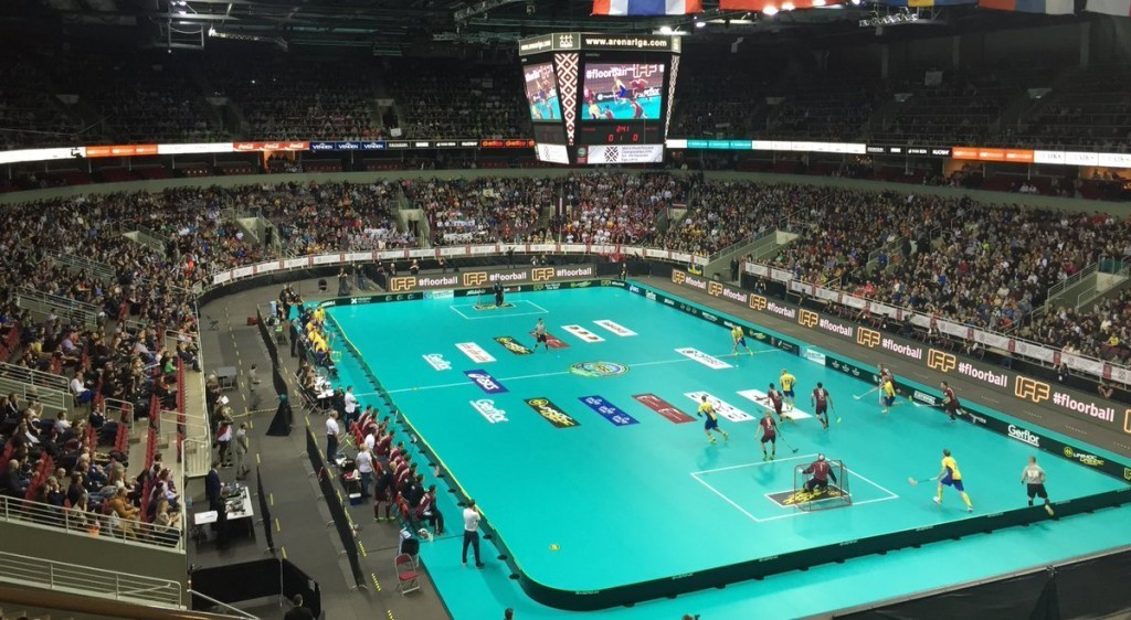 A crowd of 8,011 watched Sweden beat hosts Latvia on the opening day of the 2016 World Floorball Championships ©IFF/Twitter