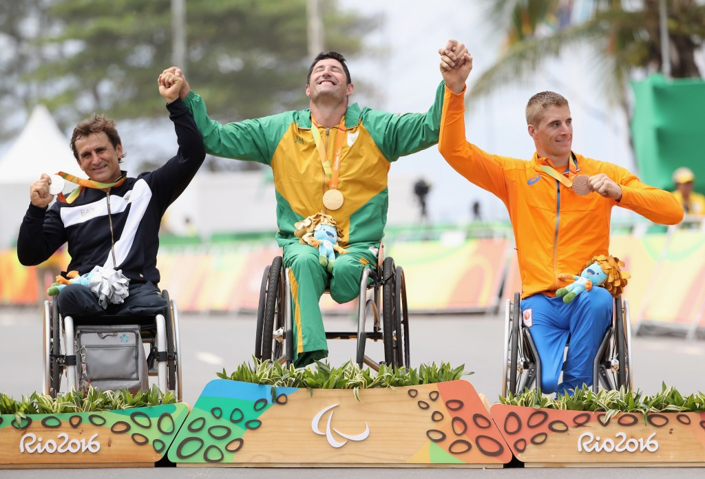 Ernst Van Dyk (centre) celebrates Paralympic gold at Rio 2016 ©Getty Images