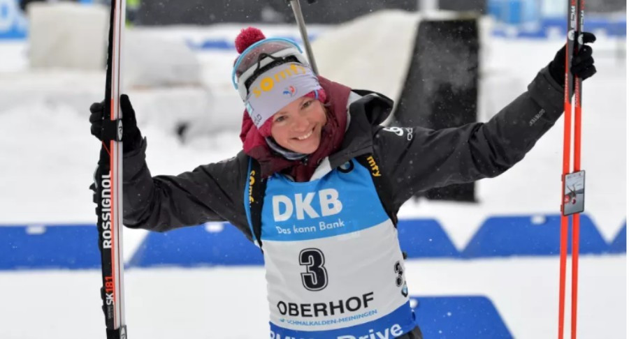 Marie Dorin Habert replicated the success of her fellow countryman with a women's pursuit victory ©IBU