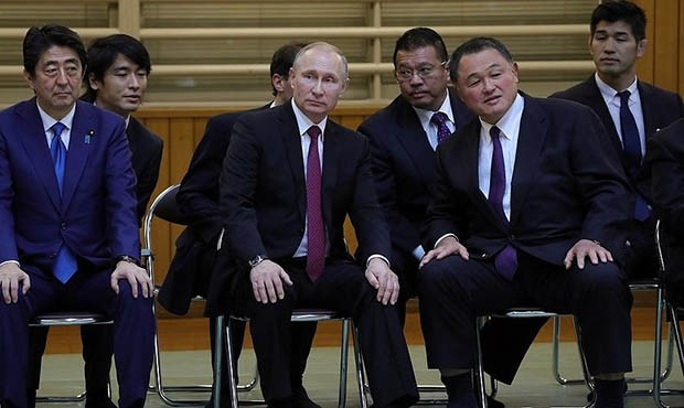 Russian President Vladimir Putin (left) has visited Japan to discuss the development of sambo in the country ©FIAS