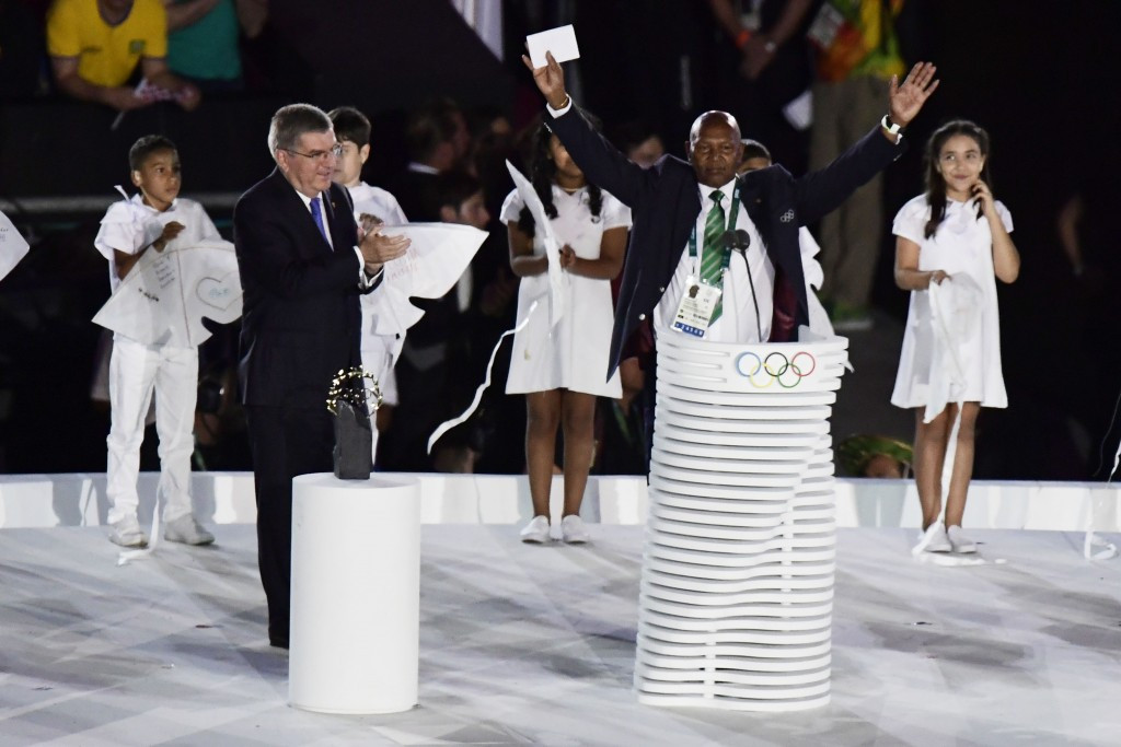 Kipchoge Keino, right, received the Olympic Laurel from IOC President Thomas Bach, left, at the Opening Ceremony of Rio 2016 following a career in whcih he won two Olympic gold medals  ©Getty Images