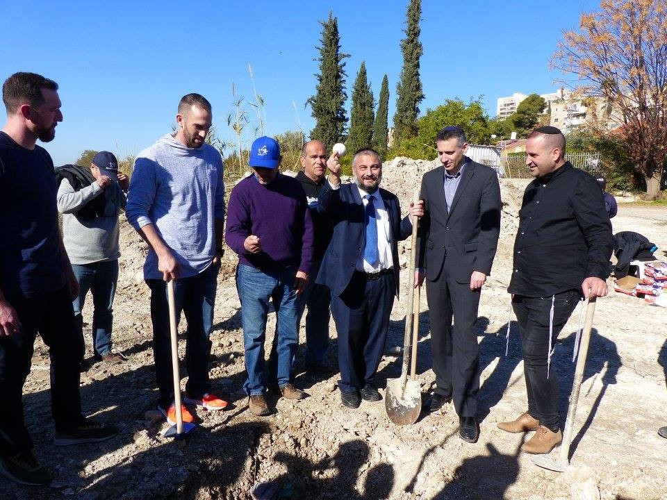 MLB players take part in ceremony to mark building of new baseball facility in Israel