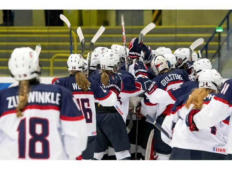 The United States celebrate their 6-0 win over Russia ©IIHF


