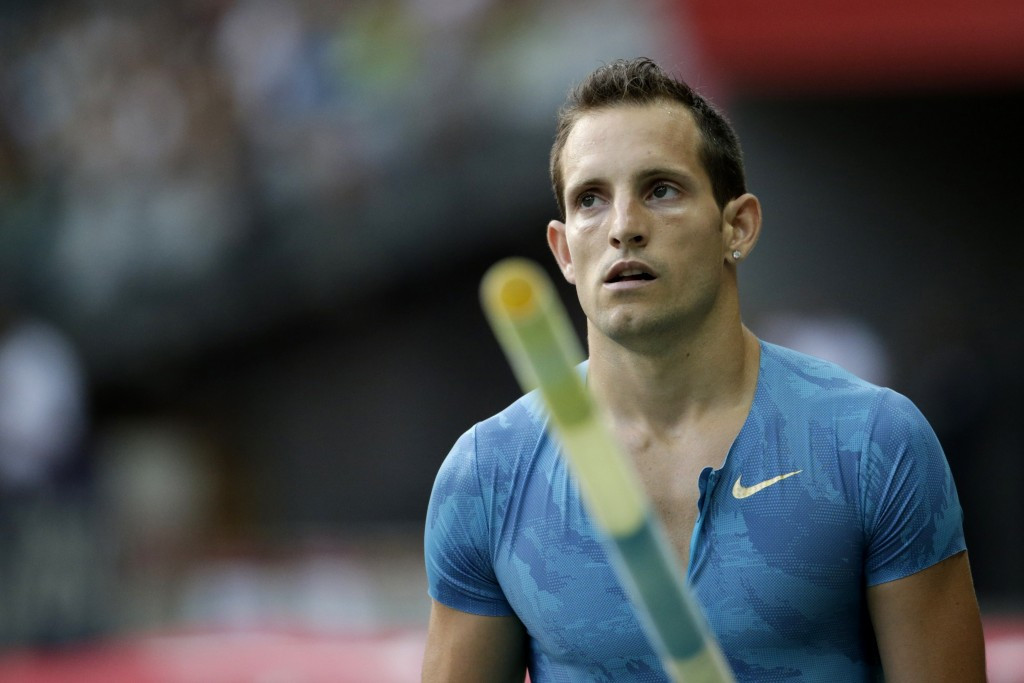 France's Renaud Lavillenie suffered a rare defeat in the pole vault in front of his home crowd at the IAAF Paris Diamond League meeting, finishing fifth with 5.71m 