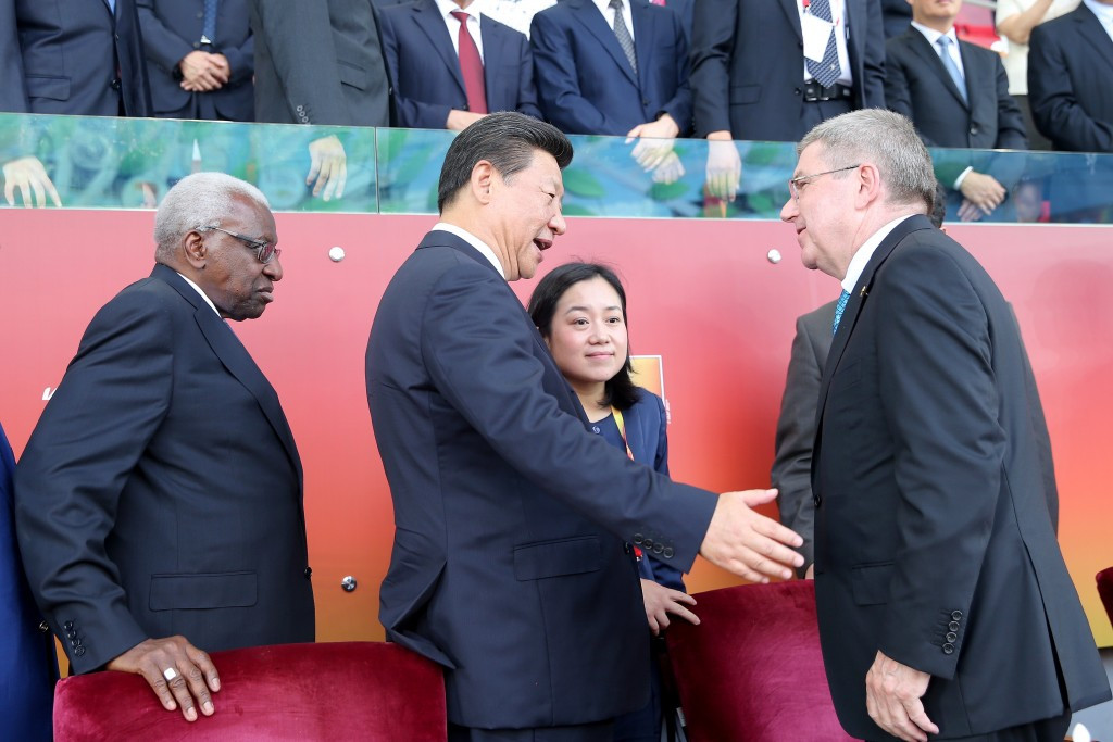 Xi Jinping, centre, meets Thomas Bach, right, during the 2015 World Athletics Championships in Beijing ©Getty Images