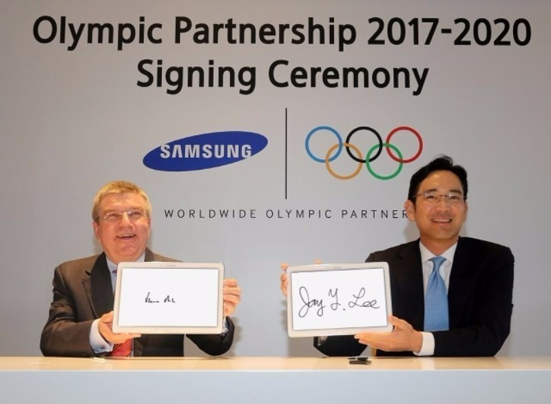 International Olympic Committee President Thomas Bach, left, and Samsung vice-chairman Jay Y. Lee pictured in 2014 when the South Korean company extended its role as a TOP sponsor ©Samsung