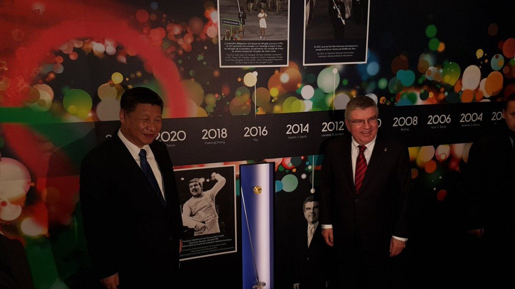 Xi Jinping and Thomas Bach pictured posing with the German's gold medal from the Montreal 1976 Summer Olympic Games ©IOC/Twitter