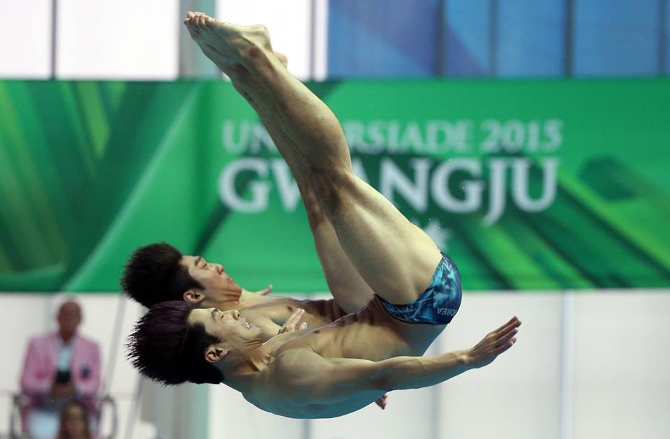 China's Yanan Li and Yuming Zhong were narrowly beaten in the men's synchronised 3m springboard final by Russia's Evgenii and Viacheslav Novoselov