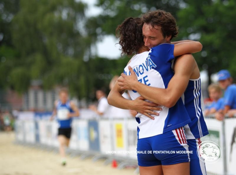 Natalia Dianova and Jan Kuf embrace after winning the world modern pentathlon mixed relay gold in Berlin ©UIPM