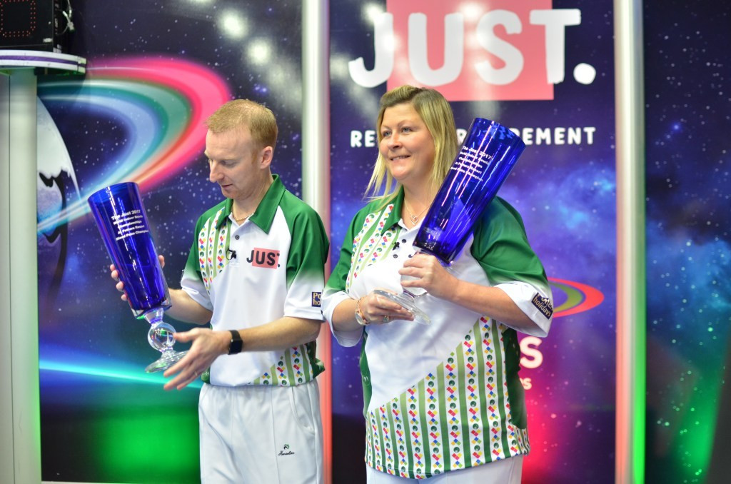 England’s Nick Brett and Scotland’s Claire Johnston earned the mixed pairs title ©World Bowls Tour