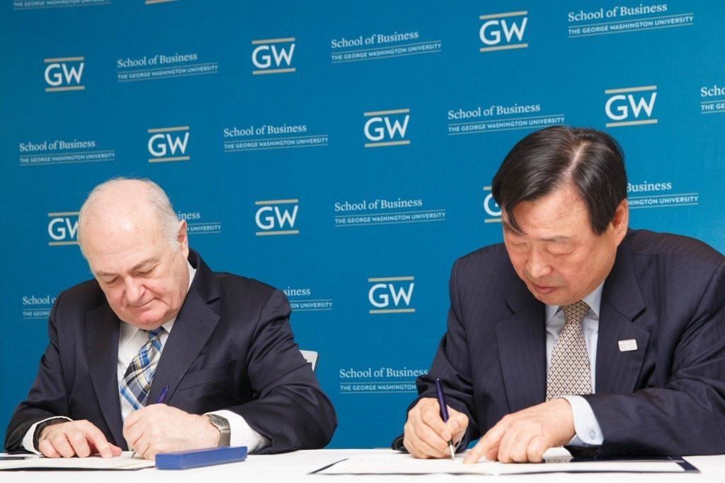 POCOG President Lee Hee-beom, right, signed a Memorandum of Understanding with the George Washington University ©Pyeongchang2018