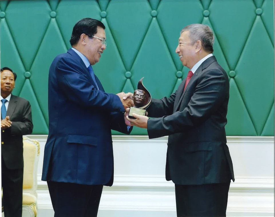 Cambodian Prime Minister Hun Sen receives IOC President's Trophy