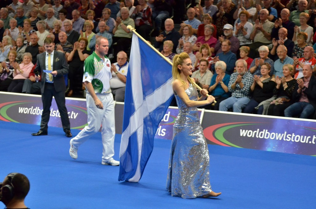 Paul Foster celebrates his victory alongside the Scottish flag ©World Bowls