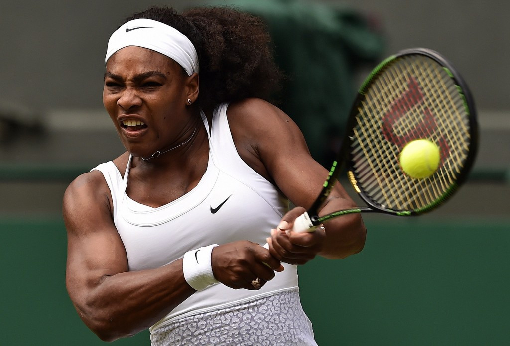 Serena Williams comfortably beat her sister Venus to move into the last eight of the women's draw