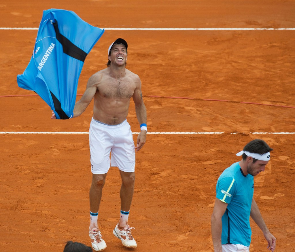Carlos Berlocq celebrates after helping Argentina beat Italy in their Davis Cup doubles rubber ©Getty Images