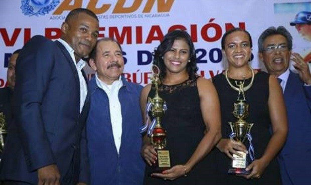Zaira Laguna, centre, celebrates her Nicaraguan Association of Sports Journalists award ©FIAS