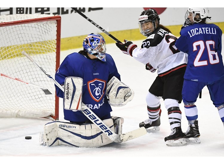 Japan beat France to make it two victories from two ©IIHF