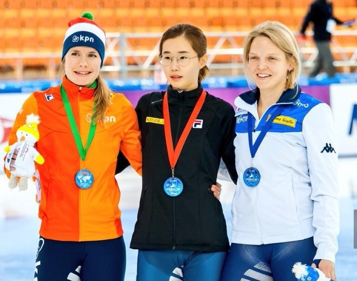Kim Ye-jin, centre, won one of two South Korean gold medals in Minsk today ©Arianne Fortune/Twitter